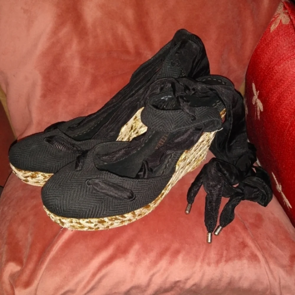 Juicy Couture vacation sandals